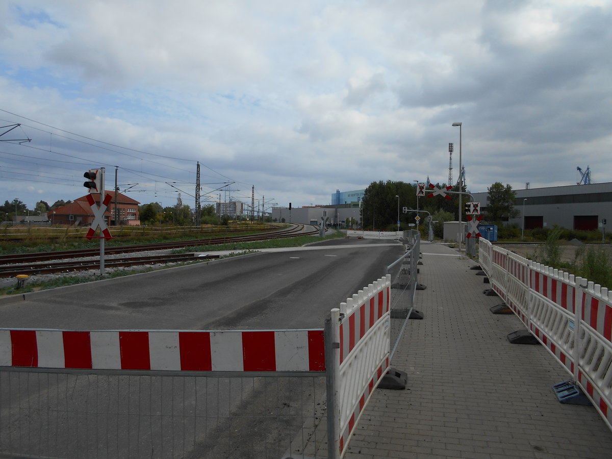 Den neuen Bahnübergang,für das Gleis zum Stralsunder Frankenhafen,dürfen die Fussgänger schon nutzen.Aufnahme vom 19.August 2018.