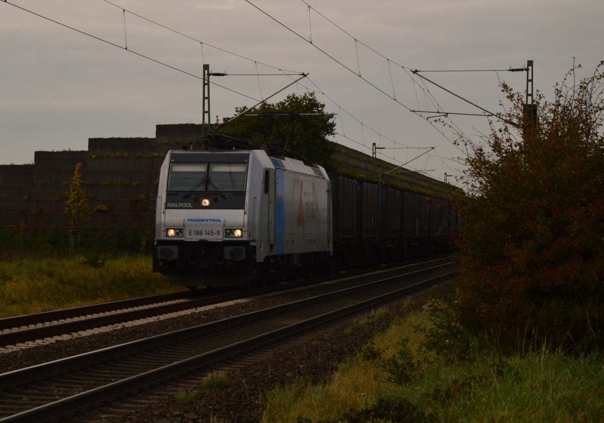 Den Nievenheimer am Haken ist die E186 145-9 bei Allerheiligen recht kurz vor ihrem Ziel. 23.10.2015