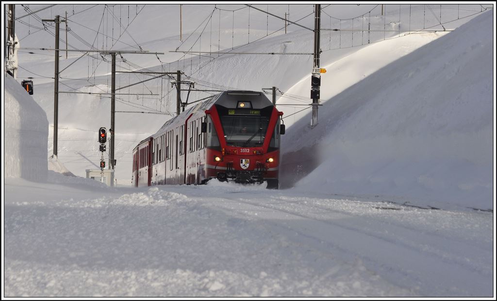 Den R1613 mit Allegra 3512 erreichen bereits die ersten Sonnenstrahlen. (22.02.2014)