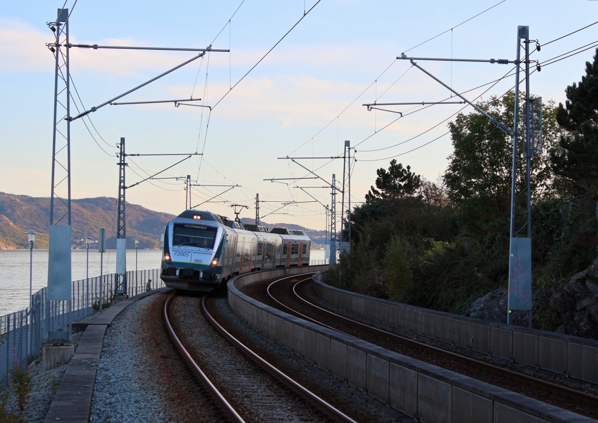Den Regionalverkehr von Stavanger nach Egersund übernehmen die Triebzüge der Reihe 72, die Anfang der 2000er von AnsaldoBreda geliefert wurden. Am Abend des 02.10.2019 legt sich 72005 bei Mariero in die Kurve. (Fotografiert vom Bahnsteigende des Bahnhofes Mariero.