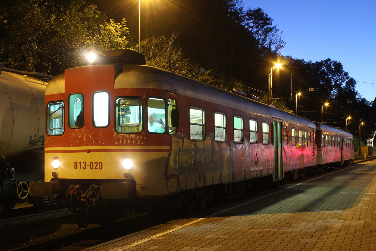Den Regionalverkehr zwischen Maribor und Spielfeld-Straß meistern hauptsächlich die Triebwagen der Reihe 312 (Desiro) der slowenischen Staatsbahn. 
Hin und wieder verirrt sich aber auch ein Triebwagen der Reihe 813/814 nach Spielfeld-Straß. Diese Triebwagen wurden von 1973 bis 1976 von Fiat in Italien gebaut.
Am 4.9.2019 steht der 813 020/814 020 als R4445 nach Ruse (SL) in Spielfeld-Straß und wartet auf die Abfahrt.
