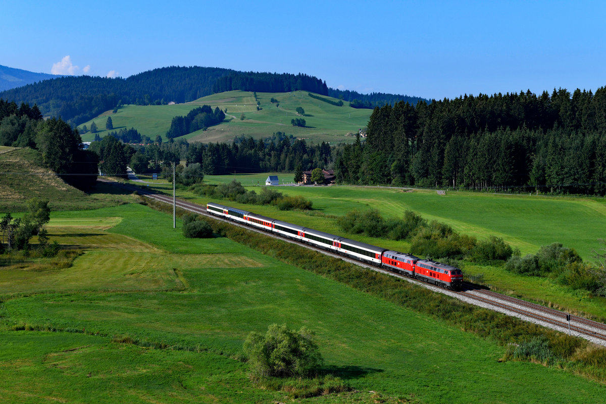 Den regulär über die Allgäubahn fahrenden EC 196 nach Zürich HB konnte ich am 04. August 2018 in der langen Geraden hinter Oberstaufen ablichten. An diesem Tag führten 218 452 und eine Schwestermaschine den mit sechs Wagen recht kurzen Zug. 
