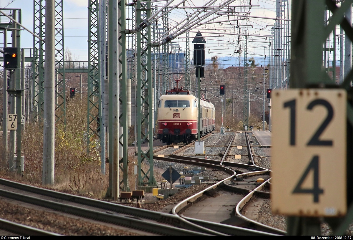 Den richtigen Durchblick im Mastenwald?
Tele-Blick auf 103 113-7 und 103 001-4 (E 03 001) des DB Museums Koblenz, die, nachdem sie als DPE 5465 von Butzbach ihren Endbahnhof Dresden Hbf erreicht haben, nun im Abstellbahnhof Dresden-Reick auf der Bahnstrecke Děčín–Dresden-Neustadt (Elbtalbahn | KBS 241.1) stehen.
Am Abend findet die Rückfahrt als DPE 5466 von Dresden Hbf nach Butzbach statt.
[8.12.2018 | 12:37 Uhr]