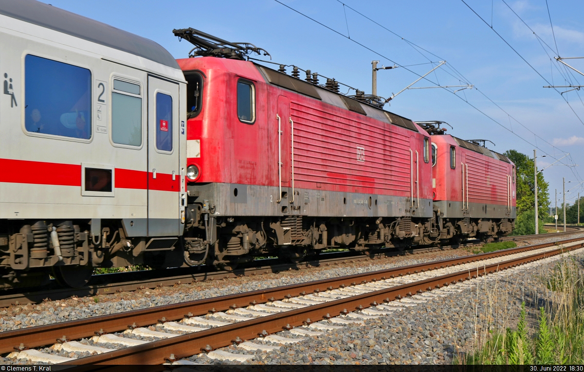 Den Schluss eines PbZ bilden die beiden Mietloks 143 348-1 und 143 555-1. Sie werden von 101 005-7 vorbei an der Angersdorfer Straße in Zscherben Richtung Sangerhausen gezogen.

🧰 DB Gebrauchtzug (DB Regio Südost), vermietet an WRS Deutschland GmbH (Widmer Rail Services AG)
🚝 PbZ 2487 Leipzig Hbf–Frankfurt(Main)Hbf [+90]
🕓 30.6.2022 | 18:30 Uhr