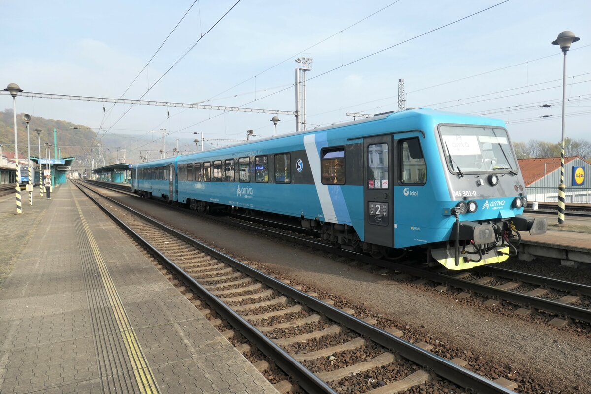 den Schnellzug Děčín-Liberec befördern im Jahr 2022 ehemalige DB 628.2,hier 845 301 von Arriva vlaky, fotografiert im Oktober 2022 im Bahnhof Děčín