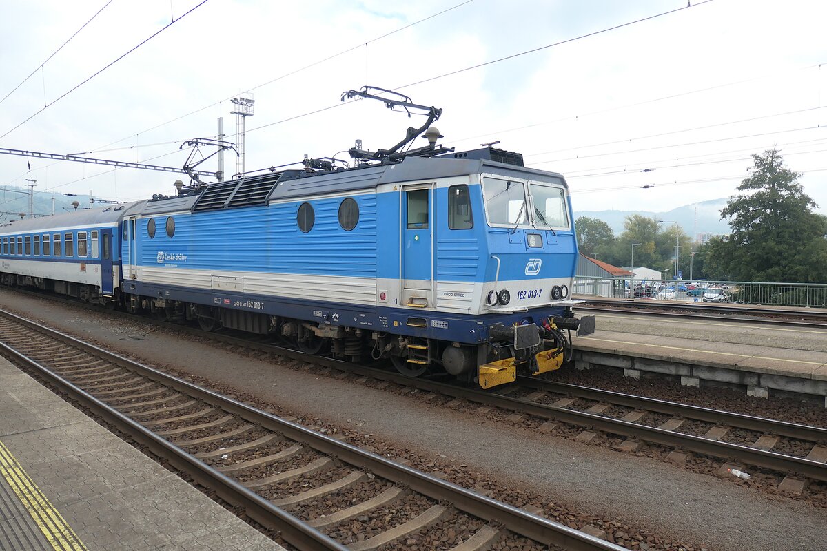 Den Schnellzug nach Prag zog am 03.10.2025 162 013, hier zu sehen mit ihrer  Bullaugenseite , in Děčín hl.n.