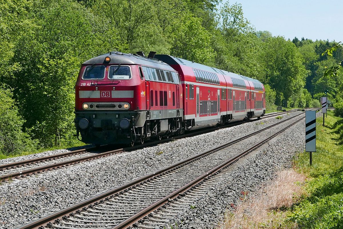 Den Schussentobel bei Kilometer 159.2 fast durchquert hat 218 427-3 mit den von Lindau kommenden Wagen des RE 22574 und wird in Krze in den Zielbahnhof Aulendorf einfahren (03.06.2019).