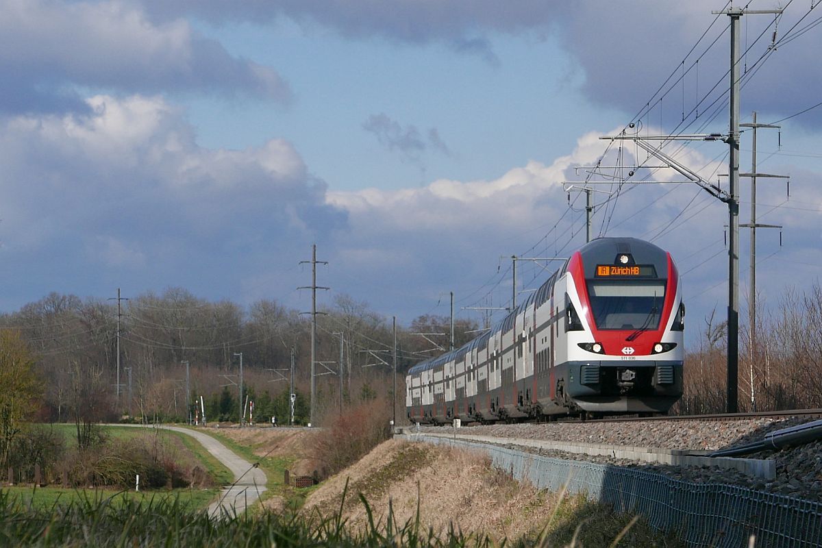 Den Seerücken hinauf fährt RABe 511 036 als IR 2122, Konstanz - Zürich, und passiert in Kürze die Station Lengwil (04.02.2018).
