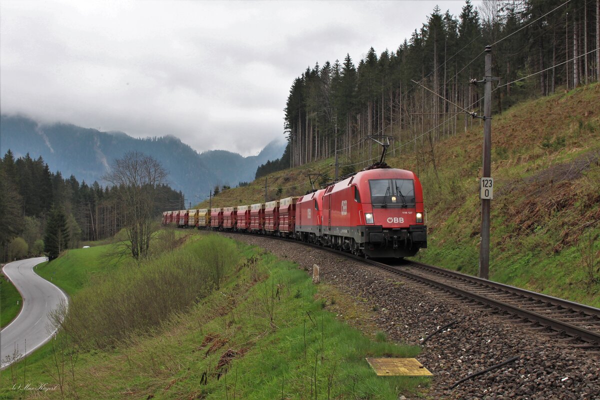 Den SWGZ58662 von Eisenerz kommend nach Leoben Donawitz bespannten am 4.5.2023 die 1116 127 und die 1116 098 hier kurz vor dem Bahnhof Admont.