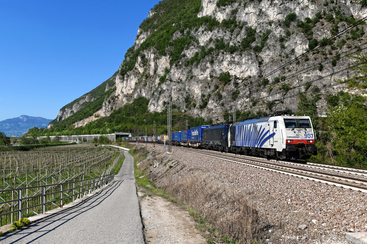 Den TEC 43125 von Köln Eifeltor nach Verona Quadrante Europa bespannten am 28. April 2022 die 189 907 und 910. Erfreulicherweise war das blaue Zebra vor der schwarzen MRCE-Lok gereiht. Bei Besenello hat der KLV-Zug gerade die Tunnelgallerie verlassen und strebt nun die restlichen ca. 70 Kilometer seinem Zielbahnhof entgegen. 