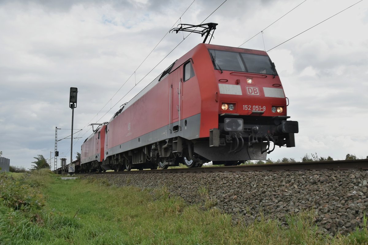 Den üblichen Coilleerzug brachten heute die beiden 152 051-9 und 152 092-3 durch Allerheiligen gen Neuss. 3.10.2017