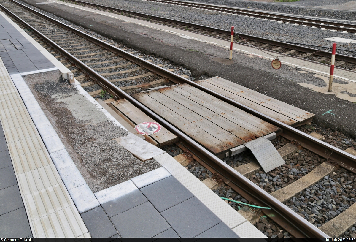Den wohl beschwerlichsten Gleisübergang gibt es im Bahnhof Hedemünden. Da der Hausbahnsteig bereits saniert und dabei auf 55 cm erhöht wurde, der alte Bahnsteig 2 (bzw. seine Überreste) aber noch in Betrieb ist, haben selbst sportliche Reisende hier ihre Probleme. Eine neue Unterführung zu einem neuen Bahnsteig soll jedoch bald Abhilfe schaffen.

🚩 Bahnstrecke Halle–Hann. Münden (KBS 590)
🕓 10.7.2021 | 12:50 Uhr
