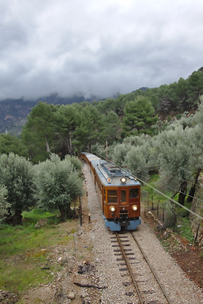 Den Zug in voller Länge zu fotografieren ist auf eindrucksvollen Bergstrecke äusserst schwierig, da diese wild verwachsen und schwer zugänglich ist. Standpunkt für dieses Foto war die Brücke eines Wanderwegs; zu sehen ist ein Zug in Richtung Sóller. (04.04.2014)