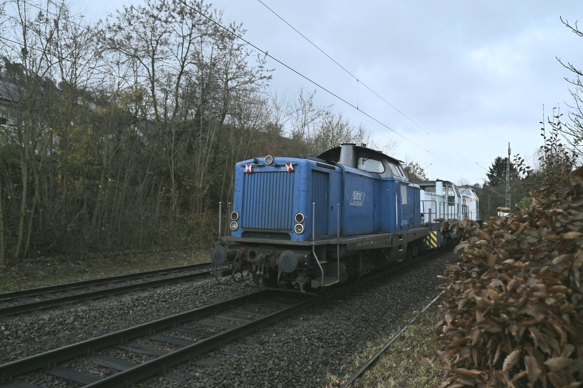 Den Zugschluß bildete die SMR 212 279 Anna, was sich durch angehängte Zugschlußtafeln bemerkbar machte. 27.11.2021