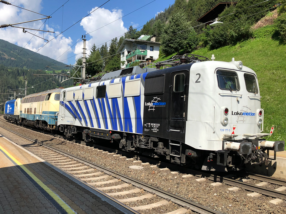 Den Zugschluss des Lokzuges bildete die Lokomotion 139 177-0. Hier bei der Talfahrt Richtung Innsbruck. Aufgenommen am 20.08.2021 bei der Durchfahrt in St. Jodok am Brenner