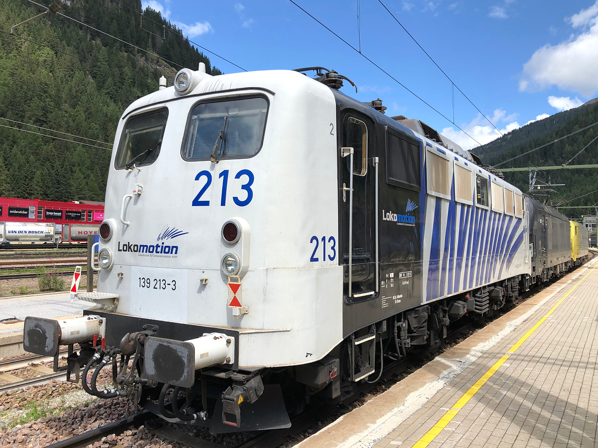 Den Zugschluss des Lokzuges bildete die Lokomotion 139 213-3. Kurz vor der Abfahrt Richtung Kufstein. Aufgenommen in Brenner/Brennero am 23.08.2021