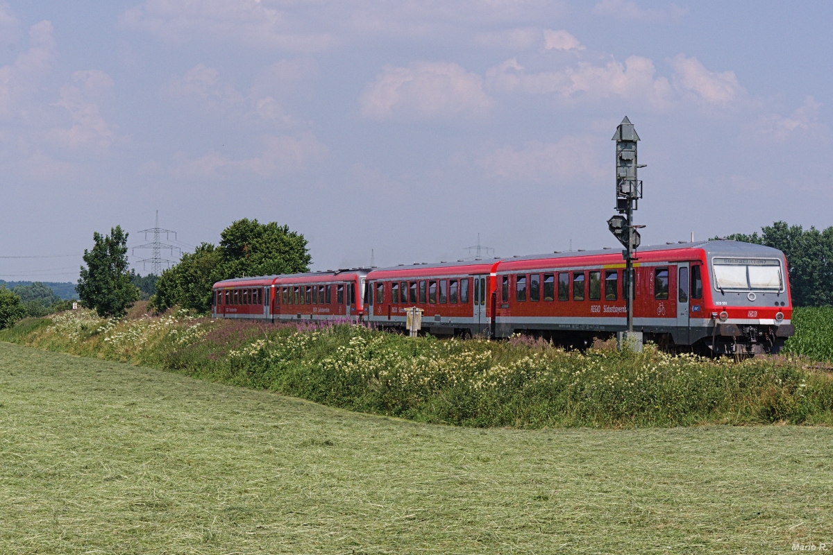 Den Zugteil nach Simbach der Doppel-RB nach Burghausen und Simbach bildete am 19.7.2013 628 591. Hier passierten die beiden VT628 soeben das Einfahrsignal von Markt Schwaben.