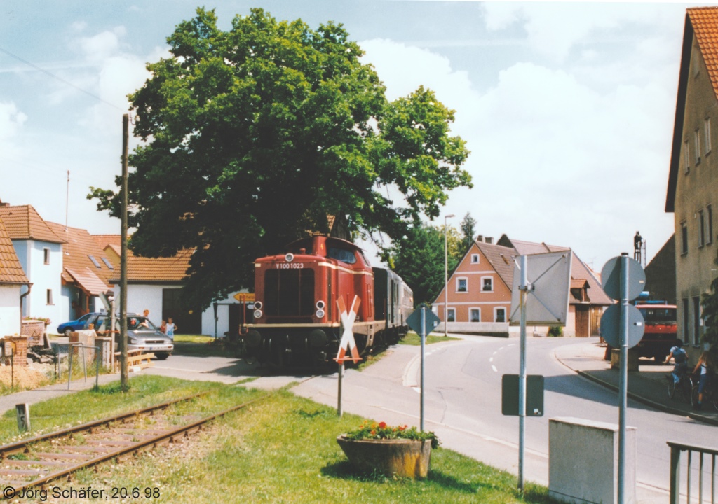 Den zweiten Fotohalt legte V100 1023 am 20.6.98 in Mühlhausen am Bahnübergang des Schulwegs ein.