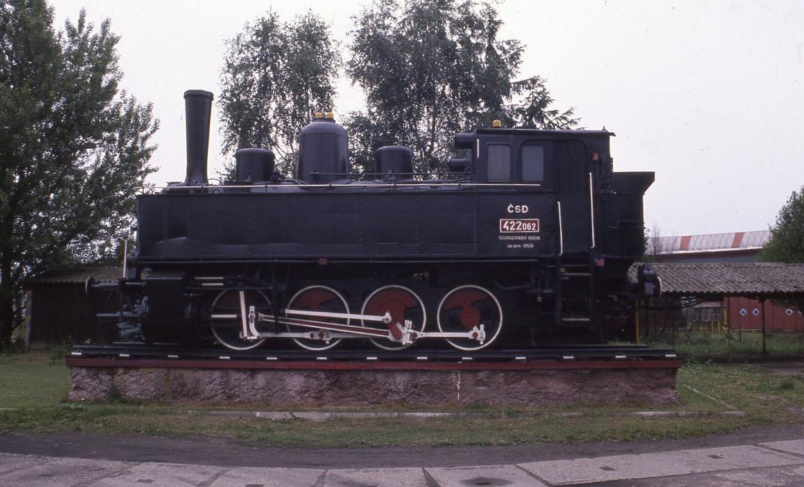 Denkmal am Depot Kolin am 27.6.1988.
Es handelt sich um die vierachsige Dampf Tenderlok 422062 der CSD.
