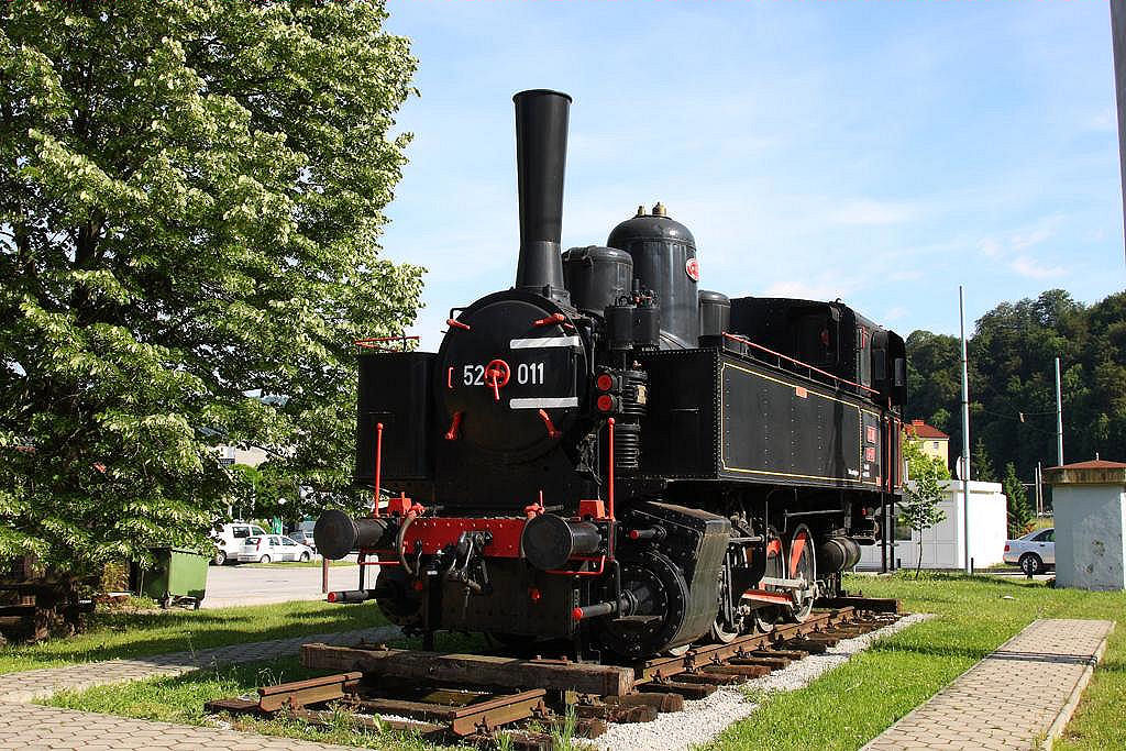 Denkmal Dampflok 52011 am Bahnhof Lasko am 29.5.2011.