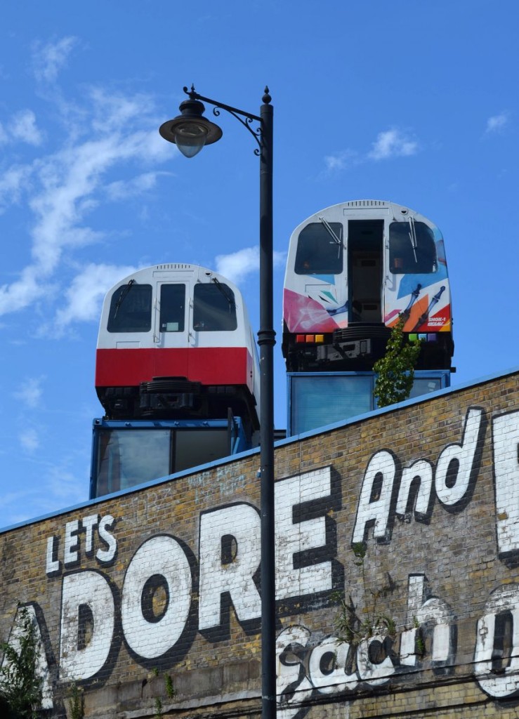 Denkmal: diese  Skulptur  aus zwei ausgemusterten U-Bahnwagen befindet sich im hippen Londoner Stadtteil Shoreditch. 10.7.2015