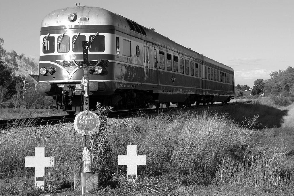 Denkmal der StVO-Ignoranten bei der EK der Lokalbahn Korneuburg - Hohenau mit der L3058 mit dem A-OSEK 5145.11 + 6645.02 w�hrend des zweit�gigem Fotospezial  Dieselnostalgie im Weinviertel  am 22.August 2026.