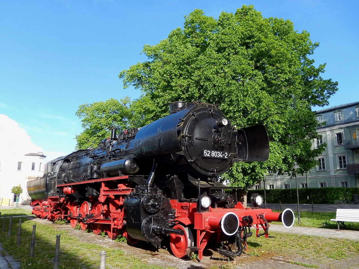 Denkmallok 528034-2 der Deutschen Reichsbahn am Bahnhofsvorplatz in Simbach/Inn; 150508