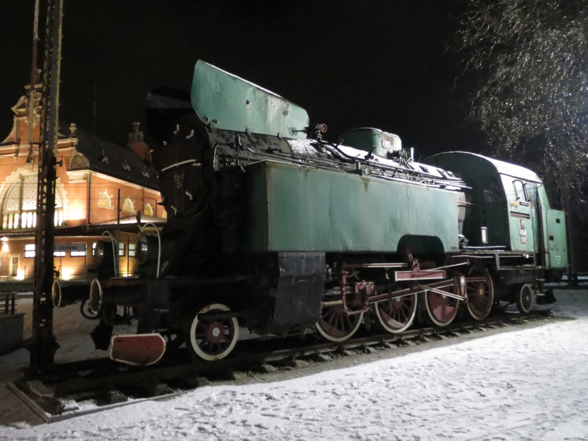 Denkmallok Tkt 48 127 der PKP (auf Basis der nie gebauten DR-Baureihe 83) vor dem Bahnhof Oppeln (Opole) am Abend des 7. Januar 2015