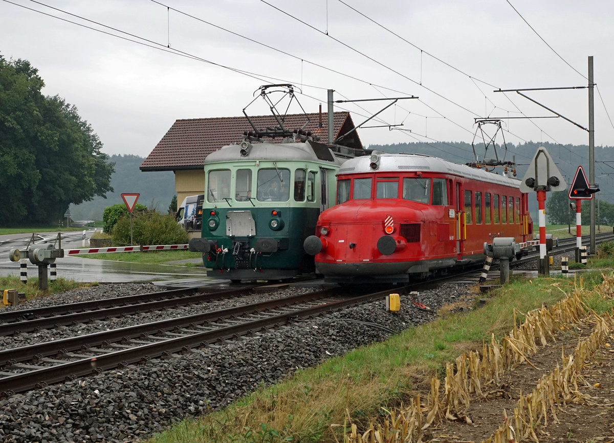 Denkmaltage 2018 – Eisenbahnerbe ohne Grenzen
vom 1. September 2018
BLAUER PFEIL TRIFFT ROTER PFEIL
Denkmaltage 2018 – Eisenbahnerbe ohne Grenzen
vom 1. September 2018
Parallelfahrt zwischen Herzogenbuchsee und Riedtwil des  Wellensittich  Be 4/4 761 von BLS Historic und dem Roten Pfeil RAe 2/4 1001 von SBB Historic.
Die sehr seltene Aufnahme ist bei Bollodingen entstanden.
Foto: Walter Ruetsch

