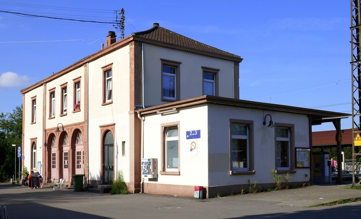 Denzlingen, das ehemalige Bahnhofsgebäude von der Straßenseite, Aug.2019