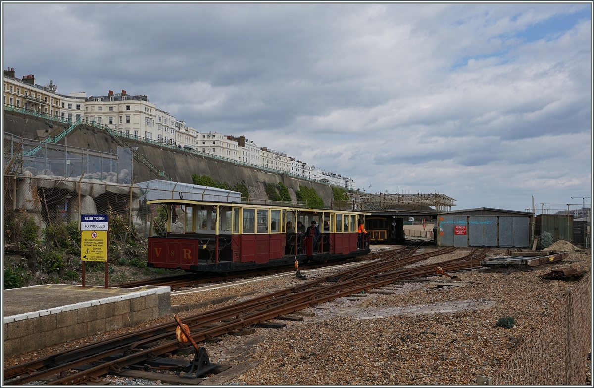 Depot- und Kreuzungsstation zwischen der Aquariam Station und Black Rock Station ist die Halfway Station. Im Bild verlässt gerade ein Zug den Bahnhof. Links ist das  Ausfahrsignal  zu sehen, welches der Zug nur passieren darf, wenn der den  Blauen Stab  an Bord hat, welcher mit dem Gegenzug hier eingetroffen ist.
Brighton, den 24. April 2016