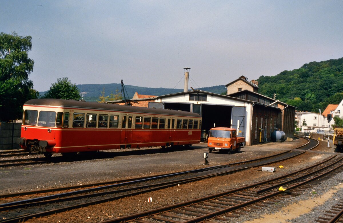 Depot der Nebenbahn Frankfurt-Königstein, 22.08.1985. Der Esslinger VS 201 wartet auf seinen nächsten Einsatz.