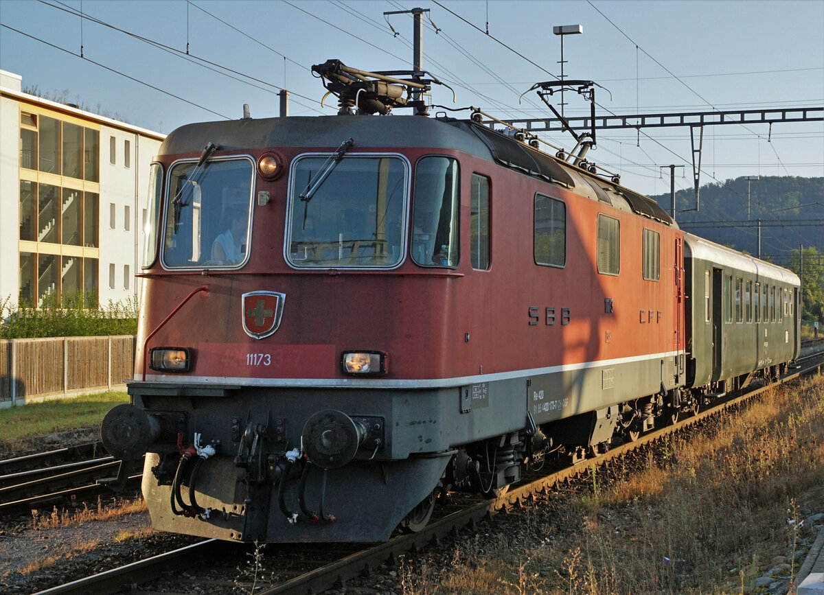 Depot und Schienenfahrzeuge Koblenz (DSF).
Re 4/4 ll 11173, ehemals SBB, in der Morgensonne mit dem ÖBB-Personenwagen 50 81 85-35 302-8 BRz auf der Fahrt nach Fleurier beim Zwischenhalt in Wildegg am 2. September 2021.
Zur Aufnahme: Sehr seltener  Schnappschuss , entstanden während meiner Ankunft mit der S-Bahn um 07:41h. Leider stand nur die halbe Lok an der Sonne. Einzige Möglichkeit.
Foto: Walter Ruetsch 