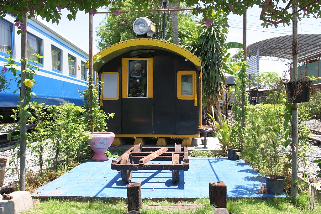 Depot Uttaradit am 19.Mai 2018. Als Gebäude wird das Führerhaus einer Dampflok verwendet.