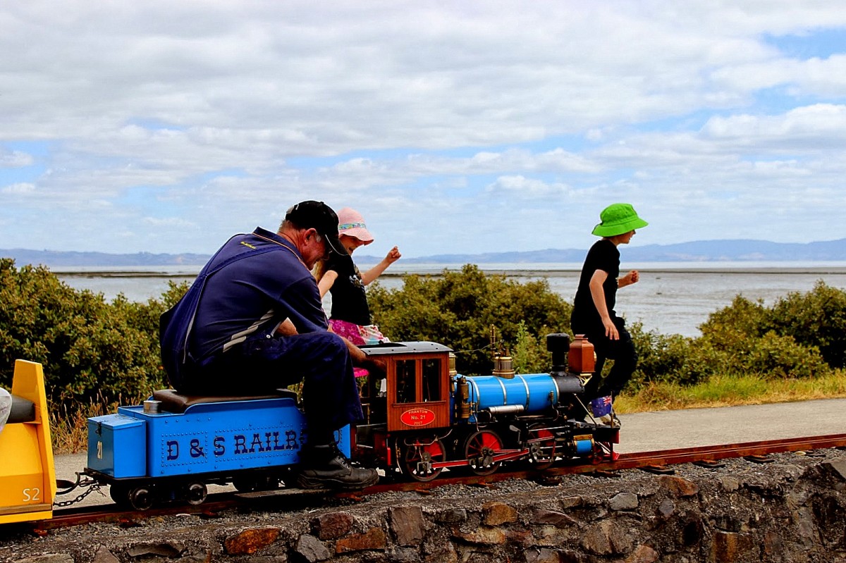 Der   Bahnhof  von Grahamstown  , Stadt Thames   Neuseeland, ein 900 Meter langer Rundkurs für 1 $.
07.03.2014 Fotograf Jörg Heße  