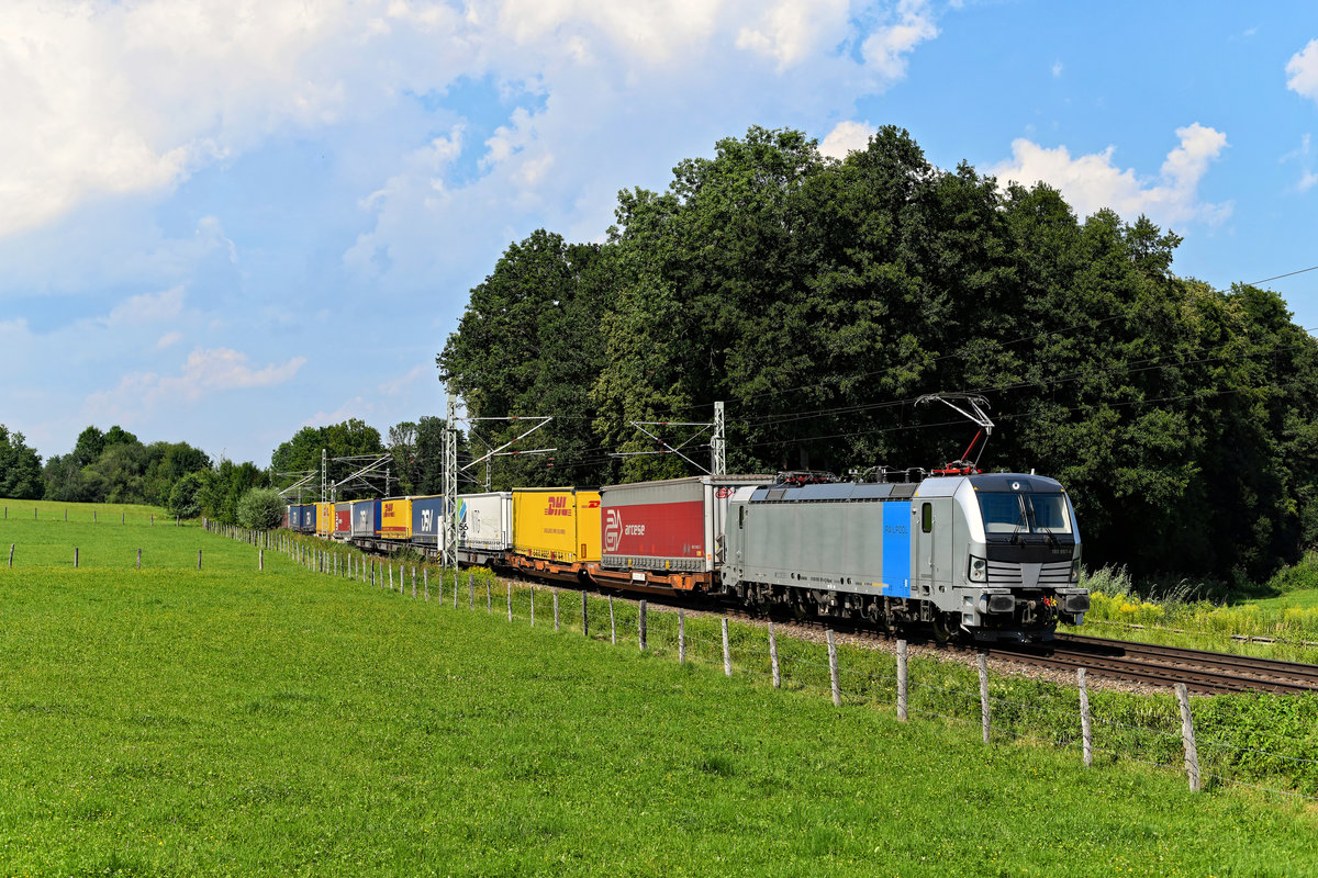 Der 01. August 2020 war ein schwüler Sommertag, an dem sich nachmittags Gewitter im Alpenvorland zusammenbrauten. Noch bei Sonne konnte ich den DGS 43143 auf seiner Fahrt von Lübeck-Skandinavienkai nach Verona Q.E. bei Vogl fotografieren. Zuglok war die erst kürzlich von TXLogistik bei Railpool angemietete 193 997.  