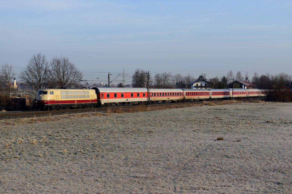 Der 01. März 2014 zeigte sich am Morgen noch recht freundlich, deswegen sollte die Gelegenheit genutzt werden, den Turnuszugverkehr in Richtung Tirol zu dokumentieren. Der CNL 1319 wird während der Wintersaison an Samstagen nach Innsbruck durchgebunden und das Lieblingsspielzeug des Bh München West bekommt Auslauf ins Inntal. Bei Happing hatte sich kurz nach acht Uhr die Sonne halbwegs durch den Dunst gekämpft, als 103 245 mit ihrem Nachtzug an den Fotografen vorbeifuhr.
