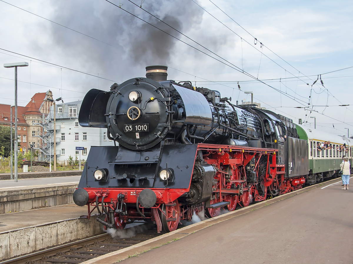 Der 03 1010 mit Sonderzug bei Ausfahrt aus den Hauptbahnhof Halle am 16. September 2006.