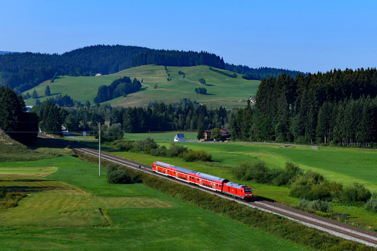Der 04. August 2018 wurde dafür genutzt, schon etwas  Streckenkunde  im Hinblick auf die kommenden Arlberg-Umleiter zu betreiben. Bei Zell konnte ich die 245 005 mit dem im Sommerhalbjahr verkehrenden Radexpress RE 57392 von München HBF nach Lindau fotografieren. An diesem Tag bestand der Zug außerplanmäßig nur aus drei Wagen. 