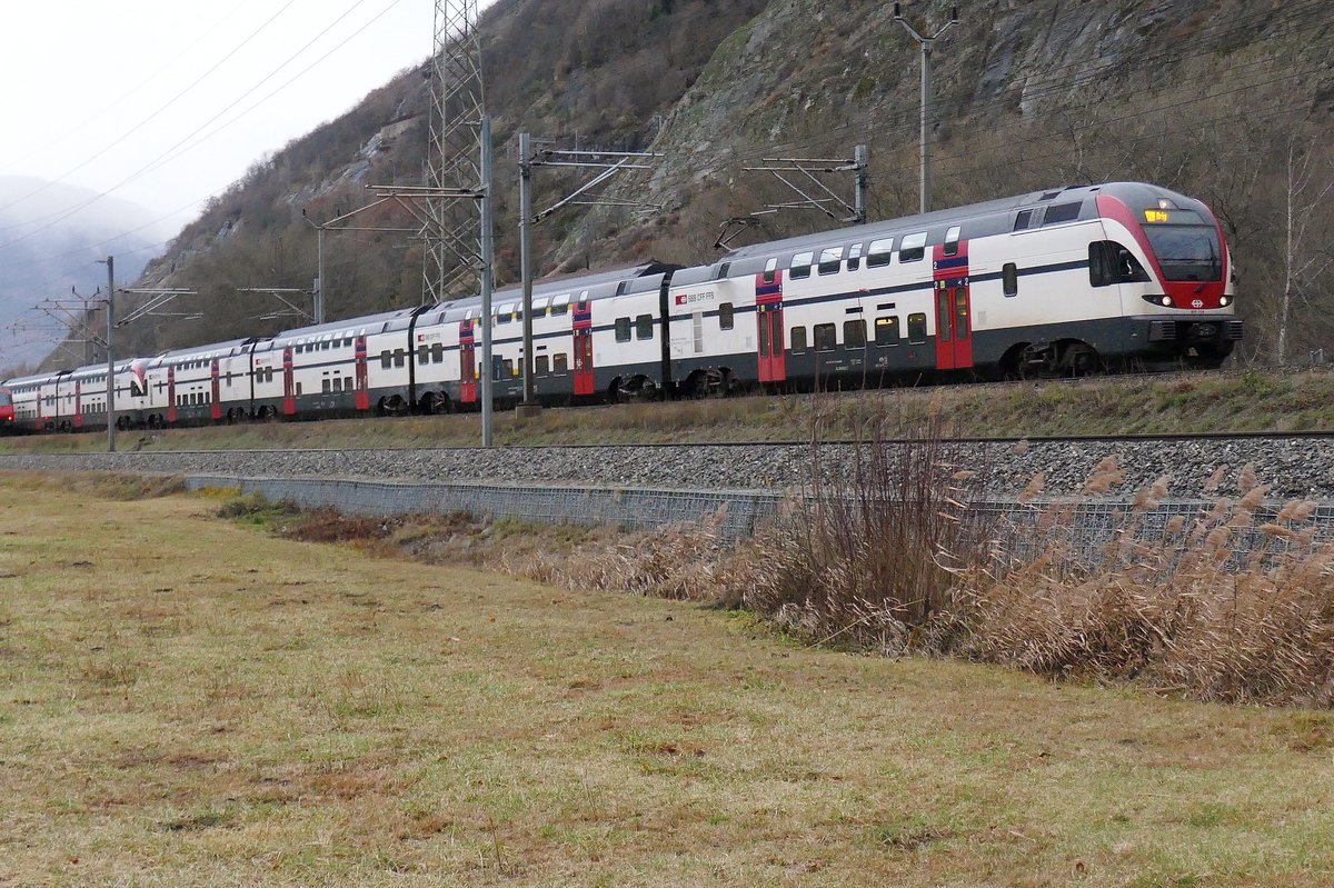 Der 1. RVD im Wallis!
RABe 511 114 in DoTra mit dem 511 101 als IR90 1711 nach Brig, am 9.12.18 im Glisergrund.