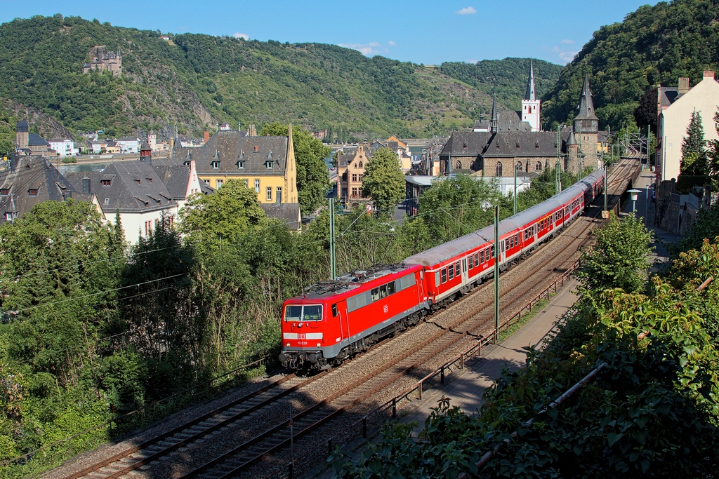 Der 1. Verstärkerzug auf dem RE 2 wurde am 2.7.2014 von der 111 028 gefahren und durchfuhr St. Goar ohne Halt