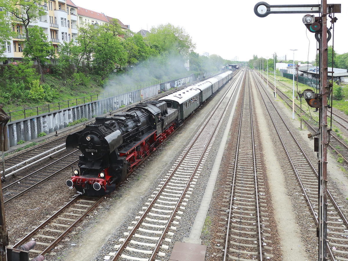Der 1. Versuch zu   Signal kippt fast aus dem Bild. Bessere Umsetzung wäre bestimmt möglich gewesen. (Admin)  oder auch Blick von der Hertabrücke in Berlin Neukölln auf den Berliner S Bahn Ring am Nachmittag des 27. April 2019. 
