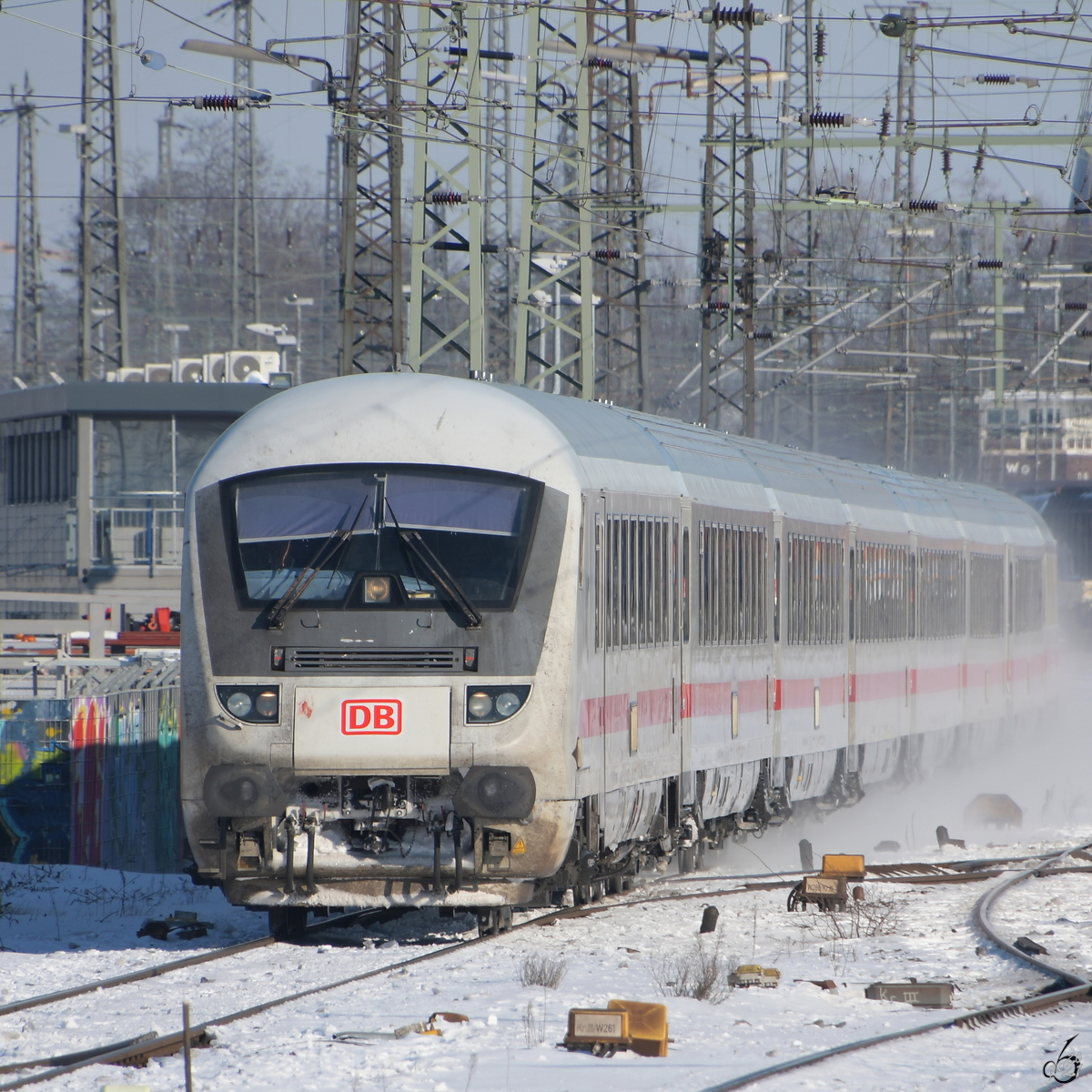 Der von 101 083-4 geschobene IC1-Zug rollte im Februar 2021 durch das Bahnhofsareal in Wanne-Eickel.