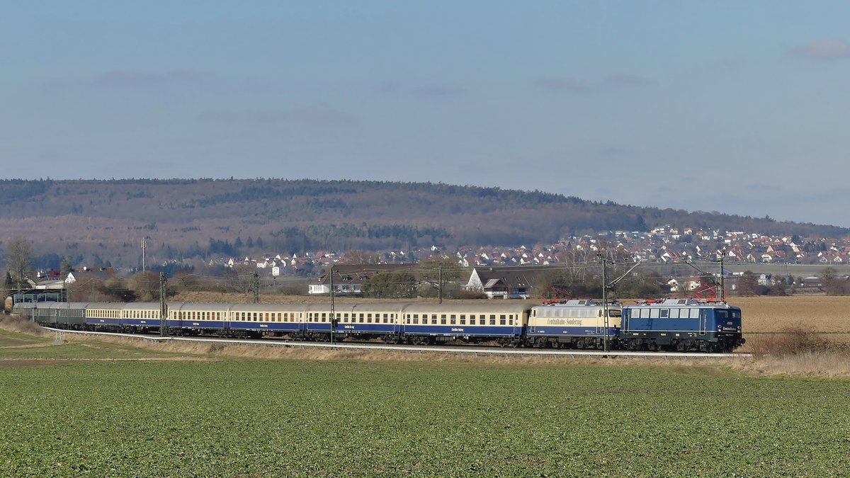 Der von 110 279 und 110 383 gezogene Krokus-Express Den Haag - Bludenz durchfährt die Wetterau, hier in einer Kurve kurz hinter Ostheim (b. Butzbach). Aufgenommen am 24.2.2018 13:51