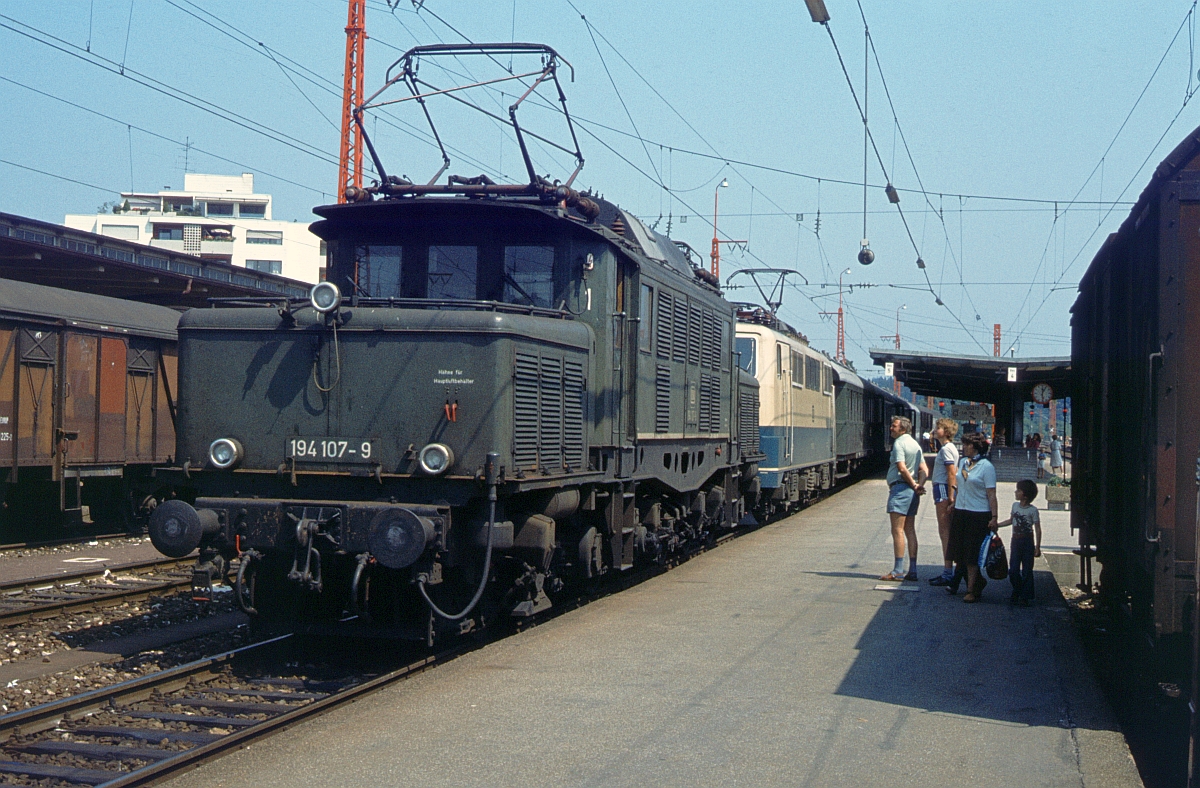 Der 111 bespannte N 4540 von Freilassing nach Rosenheim erhielt bis Traunstein planm��ig eine 194 als Vorspann, die dann mit ein oder zwei Postwagen nach Freilassing zur�ckkehrte. Aufnahme im Juni 1980 in Traunstein.