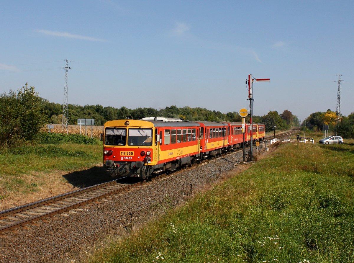 Der 117 359 als R nach Celldömölk am 30.09.2016 unterwegs bei Mezőlak.