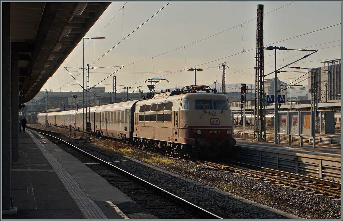 Der von der 120 111-2 nach Stuttgart geführte IC 119 wird von der 103 113-7 zur Weiterfahrt nach Ulm übernommen.
28. Nov. 2014