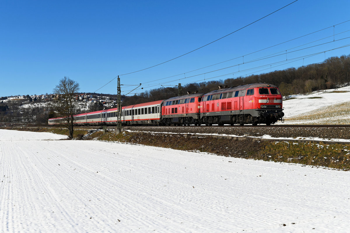 Der 13. Februar 2021 war ein kalter Tag mit viel Sonnenschein. Praktisch ganz Deutschland lag unter einer geschlossenen Schneedecke. Somit zeigte sich auch das Filstal winterlich. Das war die Gelegenheit, dort nochmal den IC 118  Bodensee  unter winterlichen Wetterbedingungen aufzunehmen. 2021 ist unweigerlich das letzte Jahr, in dem diese Verbindung zwischen Stuttgart und Lindau mit Dieselloks bespannt wird. Zum Fahrplanwechsel wird die Elektrifizierung der schwäbischen Südbahn abgeschlossen sein.  Bei Uhingen konnte ich am besagten Tage die Ulmer 218 481 vor der Kemptner 429 an diesem klassischen Schnellzug aufnehmen. 