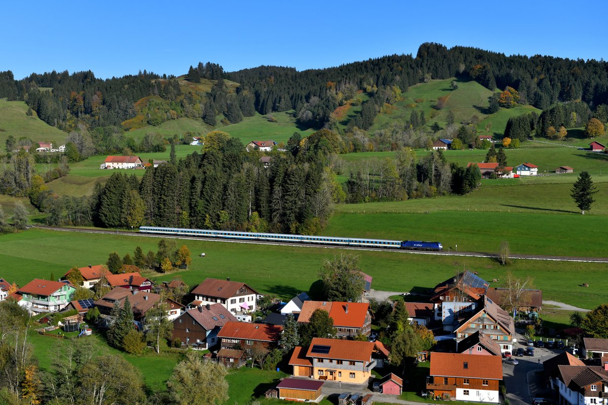 Der 13. Oktober 2019 war im Allgäu ein herrlicher Herbsttag. Bei Oberthalhofen konnte ich am späteren Nachmittag die ER 20 - 015 mit ihrem ALX 84113 auf der Fahrt nach München HBF fotografieren.