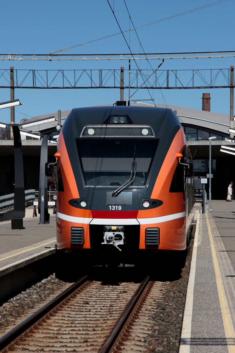 Der 1319 (94 26 0446 011-7) von ELRON, als Zug nach Paldiski, am Nachmittag des 08.05.2017 im Bf Tallinn